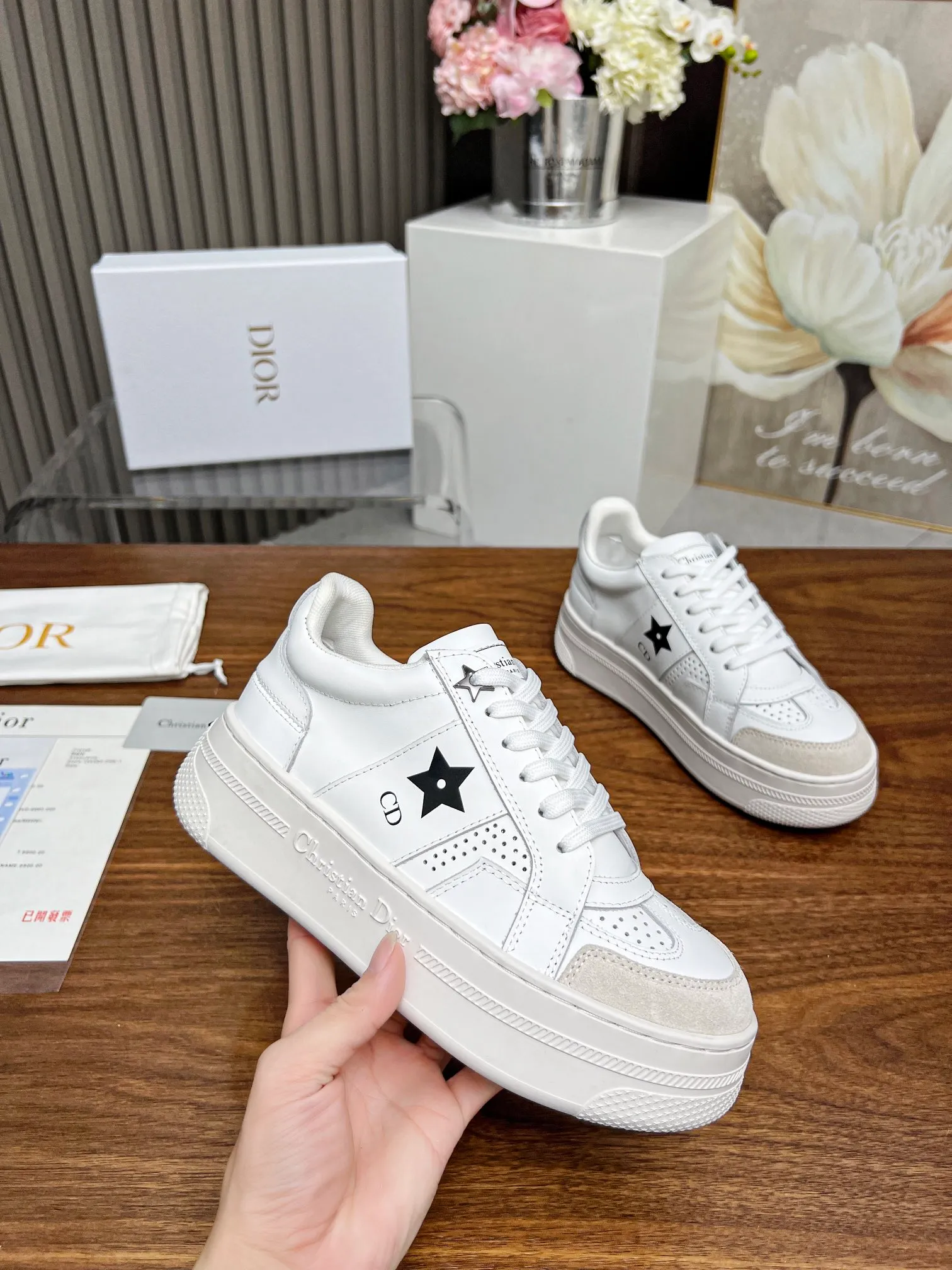 👟👟Ex-factory price 480👟👟 Dior's new 2024 Lucky Star, star sneakers, improve the signature line of modern style. The upper is carefully crafted from white calfskin, with matching suede calfskin panels on the front, and black CD signatures and star patterns on both sides, highlighting its unique charm. With a thick yet ultra-light signature sole that is 5cm taller, this sneaker can be paired with casual wear all year round. Size: 35-41. Welcome to place your order in the picture above [Rose][Rose][Rose]